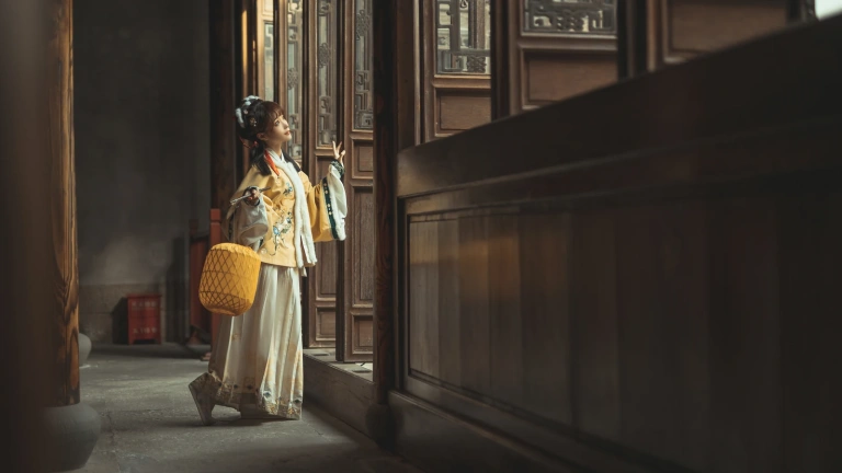蠢沫沫《黄汉服》主题写真：9张全套美图