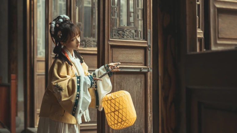 蠢沫沫《黄汉服》主题写真：9张全套美图