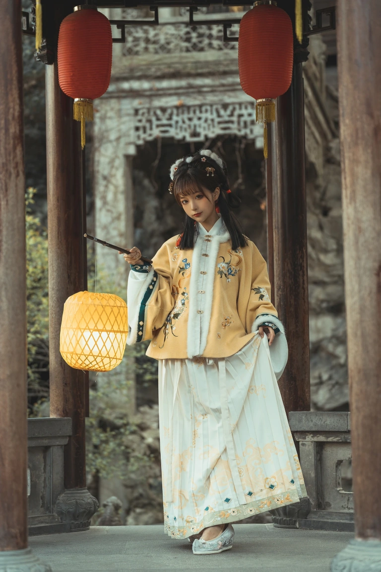 蠢沫沫《黄汉服》主题写真：9张全套美图