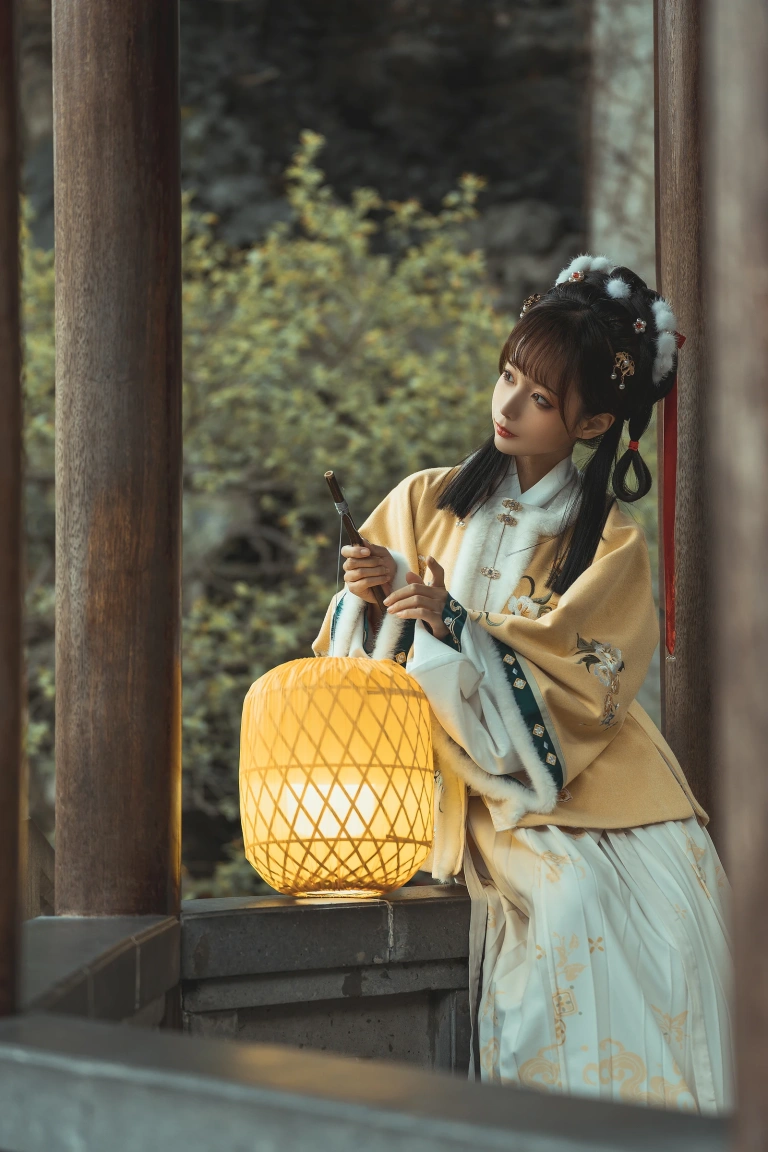 蠢沫沫《黄汉服》主题写真：9张全套美图