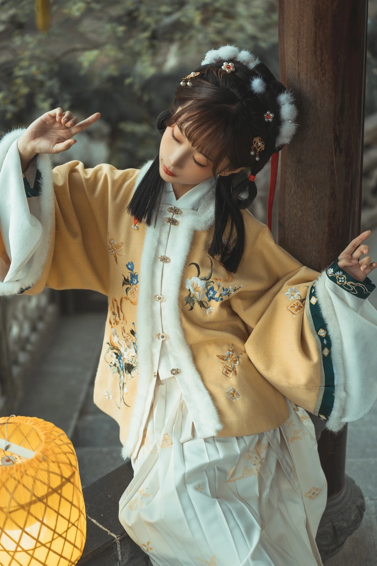 蠢沫沫《黄汉服》主题写真：9张全套美图