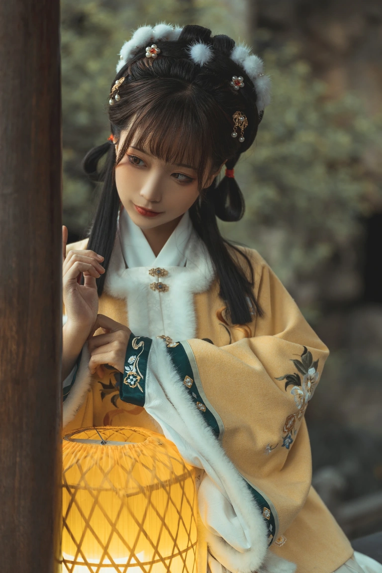 蠢沫沫《黄汉服》主题写真：9张全套美图