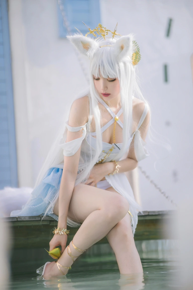 周叽是可爱兔兔《白金泳装》主题写真：23张全套美图