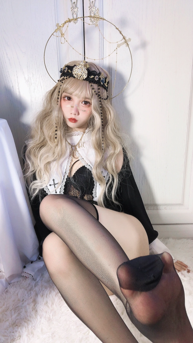 果咩酱《叛逆修女》主题写真：30张全套美图