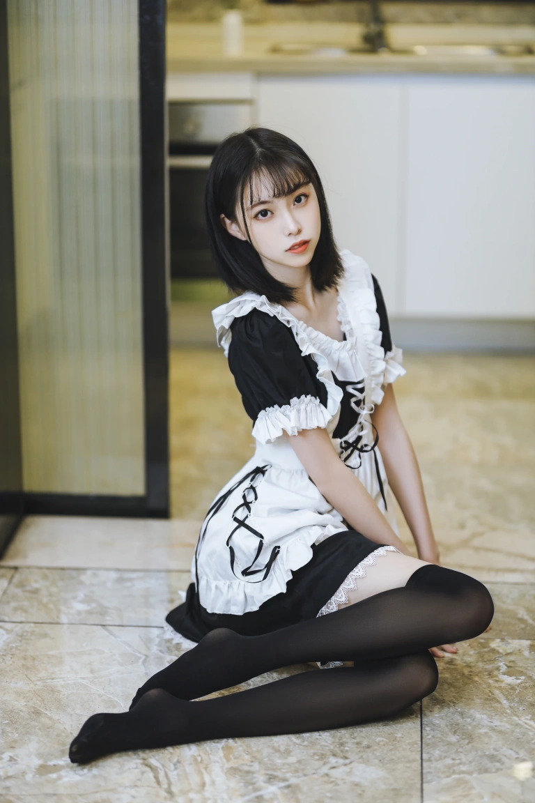 许岚《短裙女仆》主题写真：40张全套美图
