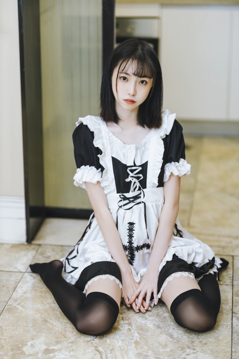 许岚《短裙女仆》主题写真：40张全套美图