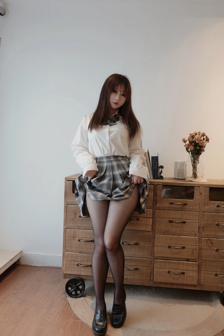 依酱《jk制服》主题写真：16张全套美图
