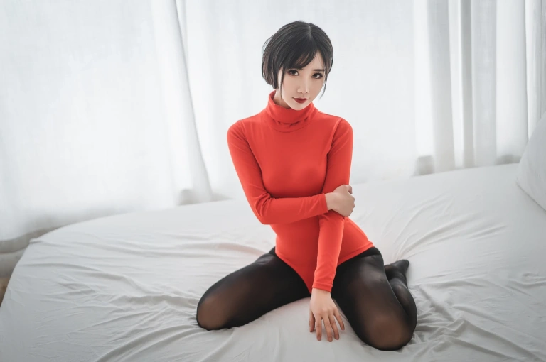 面饼仙儿《皮裤连体红毛衣》主题写真：20张全套美图