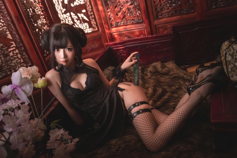 面饼仙儿《魔女旗袍》主题写真：33张全套美图