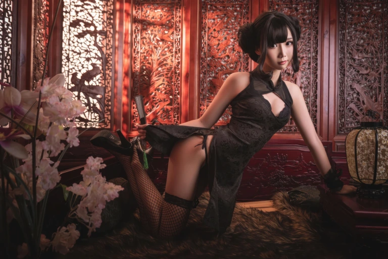 面饼仙儿《魔女旗袍》主题写真：33张全套美图