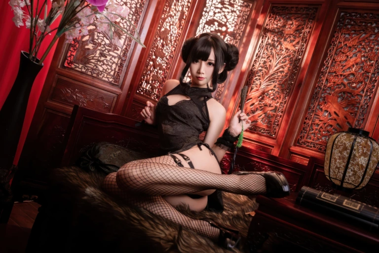 面饼仙儿《魔女旗袍》主题写真：33张全套美图