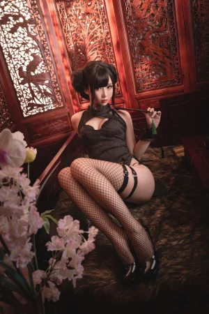 面饼仙儿《魔女旗袍》主题写真：33张全套美图