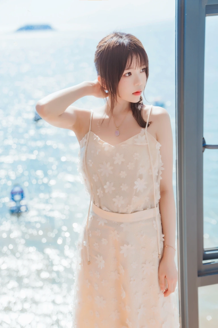 桜桃喵《果夏 粼光》主题写真：25张全套美图