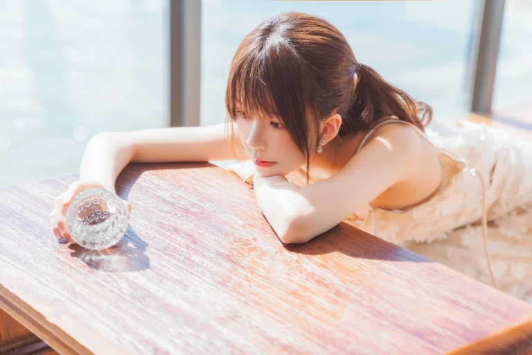 桜桃喵《果夏 粼光》主题写真：25张全套美图