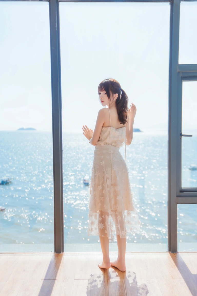 桜桃喵《果夏 粼光》主题写真：25张全套美图