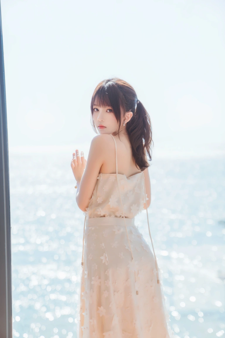 桜桃喵《果夏 粼光》主题写真：25张全套美图