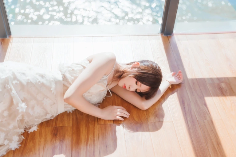 桜桃喵《果夏 粼光》主题写真：25张全套美图