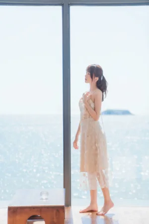 桜桃喵《果夏 粼光》主题写真：25张全套美图