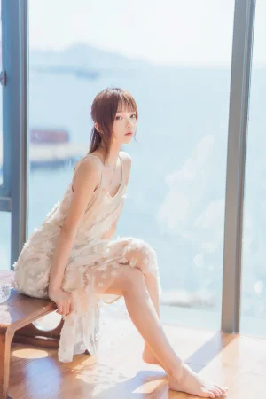 桜桃喵《果夏 粼光》主题写真：25张全套美图