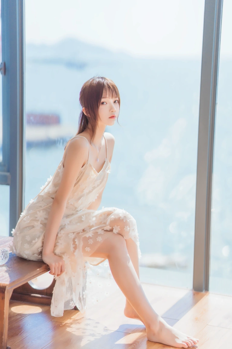 桜桃喵《果夏 粼光》主题写真：25张全套美图