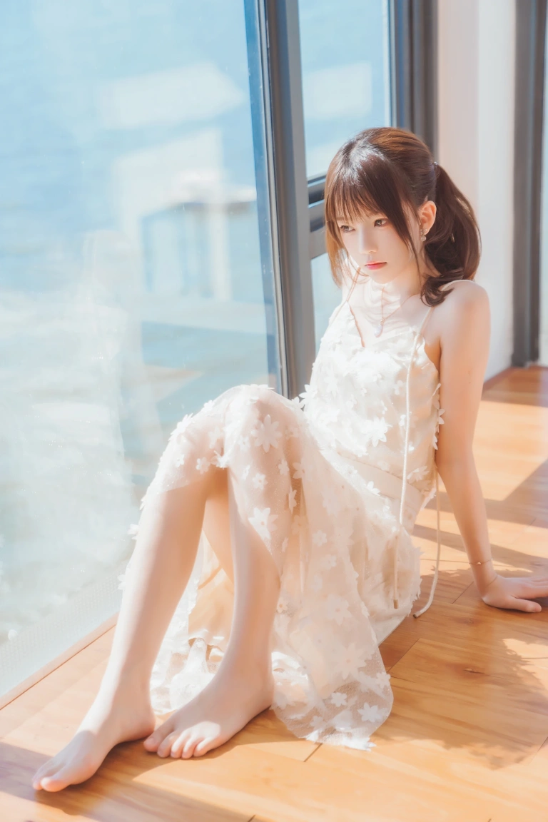 桜桃喵《果夏 粼光》主题写真：25张全套美图