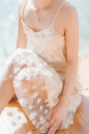 桜桃喵《果夏 粼光》主题写真：25张全套美图