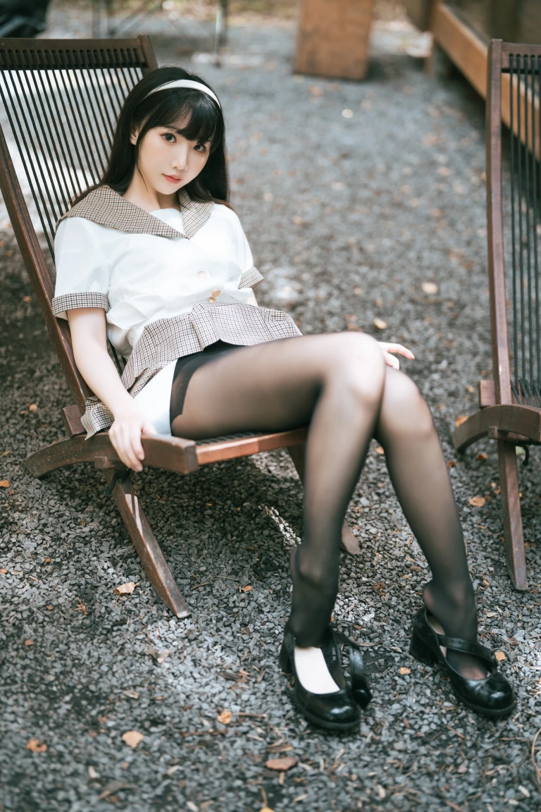 面饼仙儿《黑丝露营JK》主题写真：40张全套美图