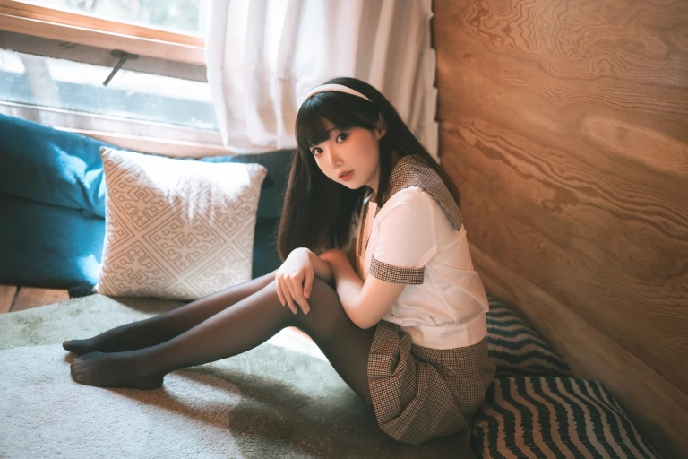 面饼仙儿《黑丝露营JK》主题写真：40张全套美图