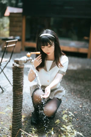 面饼仙儿《黑丝露营JK》主题写真：40张全套美图