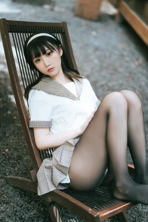 面饼仙儿《黑丝露营JK》主题写真：40张全套美图