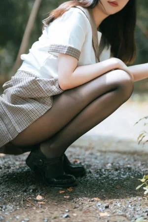 面饼仙儿《黑丝露营JK》主题写真：40张全套美图