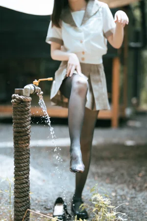 面饼仙儿《黑丝露营JK》主题写真：40张全套美图