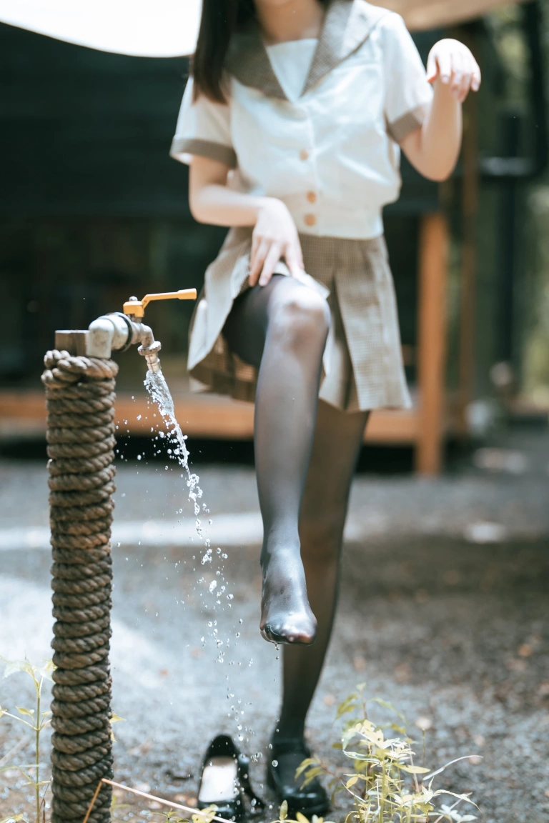 面饼仙儿《黑丝露营JK》主题写真：40张全套美图