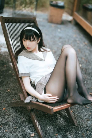 面饼仙儿《黑丝露营JK》主题写真：40张全套美图
