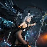 周叽是可爱兔兔《暴行精二》主题写真：22张全套美图