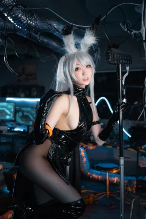 周叽是可爱兔兔《暴行精二》主题写真：22张全套美图