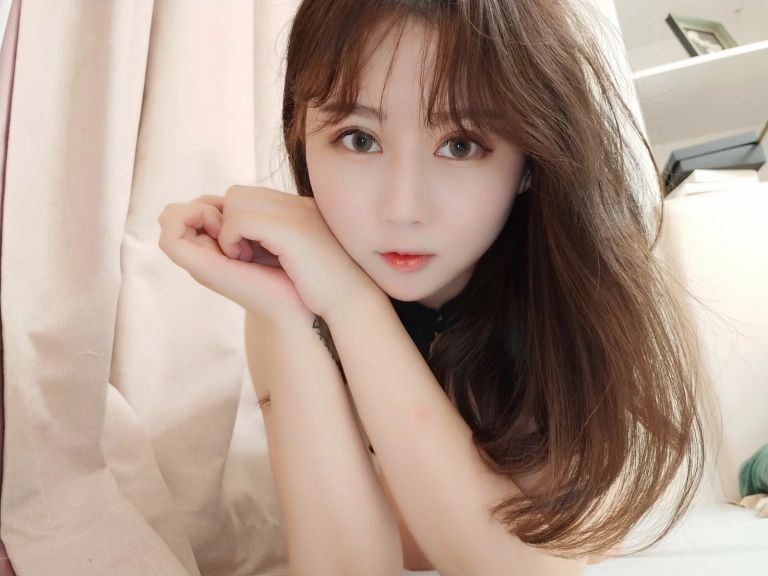 依酱《绑带内衣》主题写真：23张全套美图