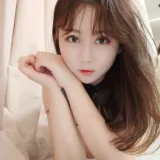 依酱《绑带内衣》主题写真：23张全套美图