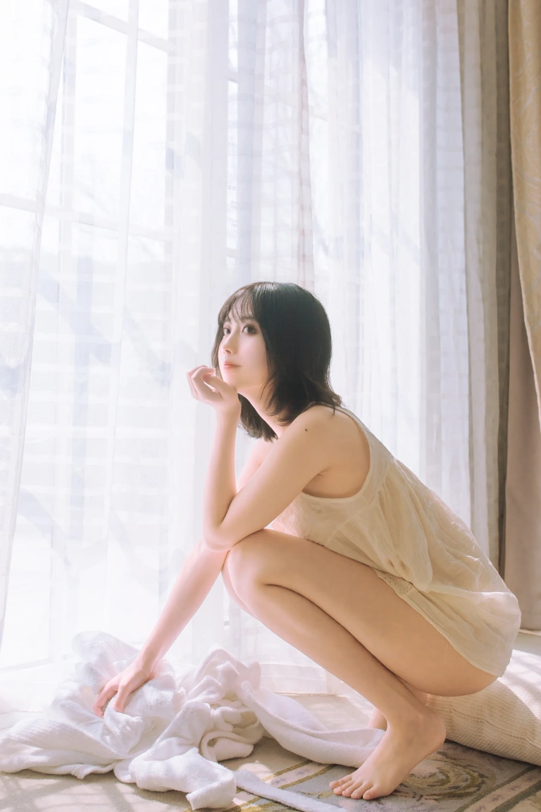 念雪《白色吊带》主题写真：55张全套美图