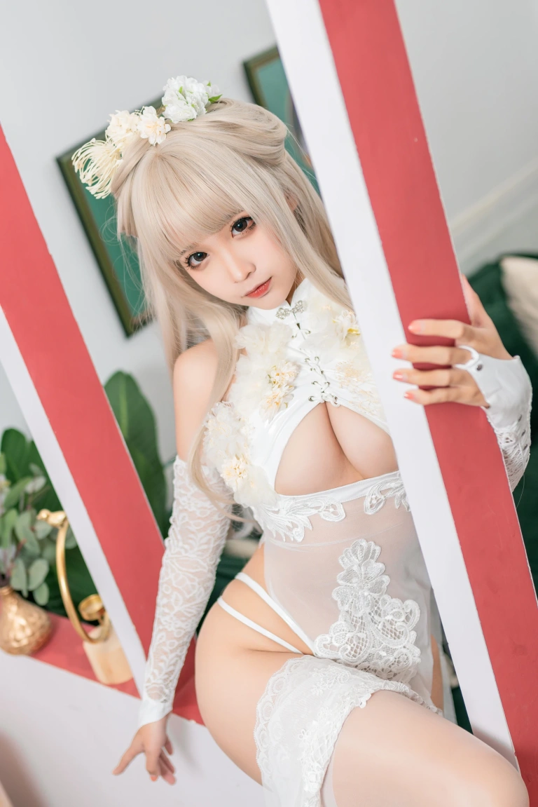 蠢沫沫《沫沫真爱版 歪萌白旗袍》主题写真：40张全套美图