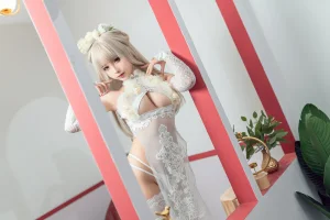 蠢沫沫《沫沫真爱版 歪萌白旗袍》主题写真：40张全套美图