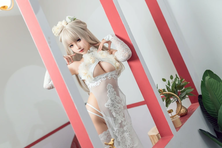 蠢沫沫《沫沫真爱版 歪萌白旗袍》主题写真：40张全套美图