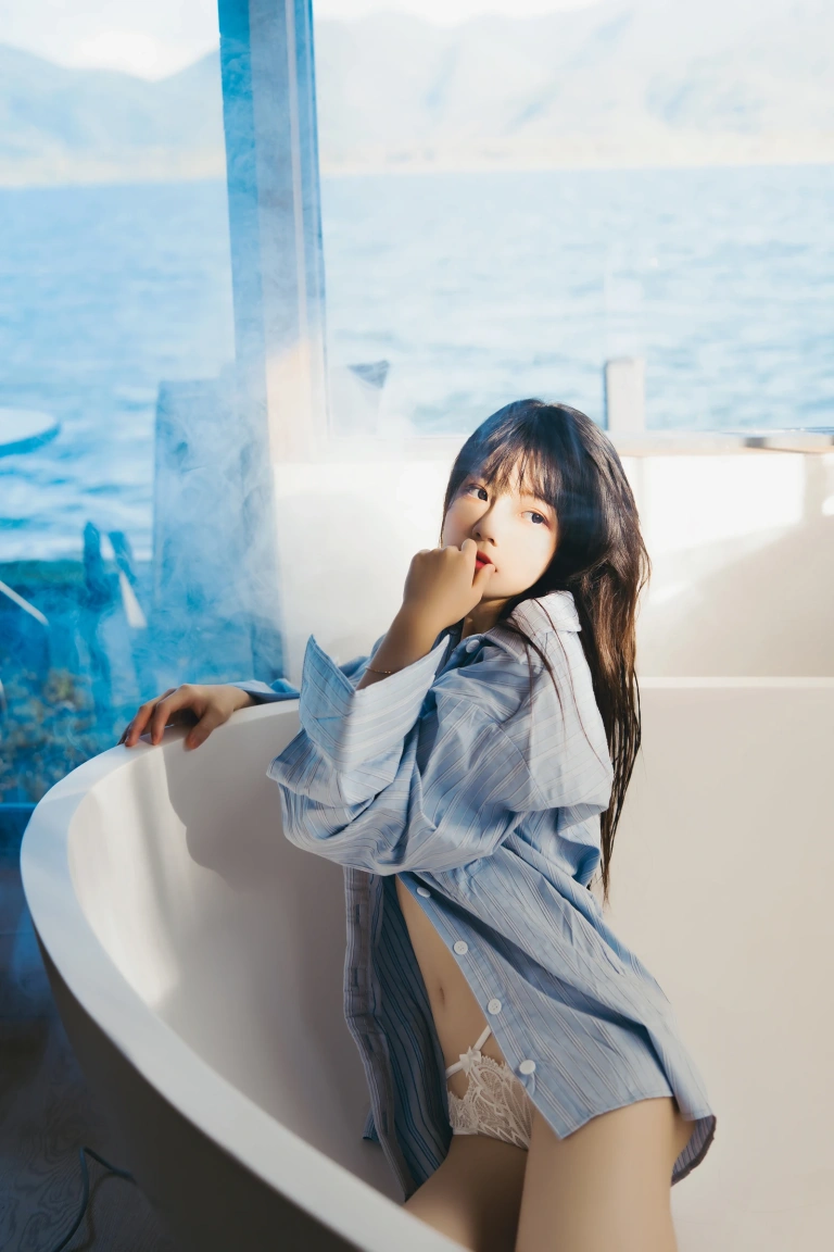 桜桃喵《蓝衬衫》主题写真：44张全套美图