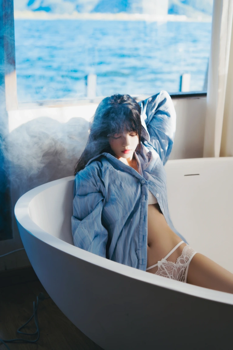 桜桃喵《蓝衬衫》主题写真：44张全套美图