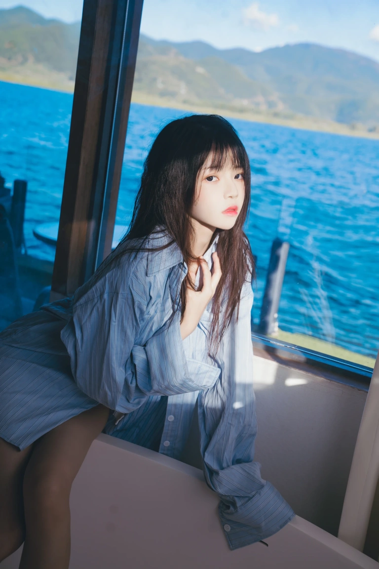 桜桃喵《蓝衬衫》主题写真：44张全套美图