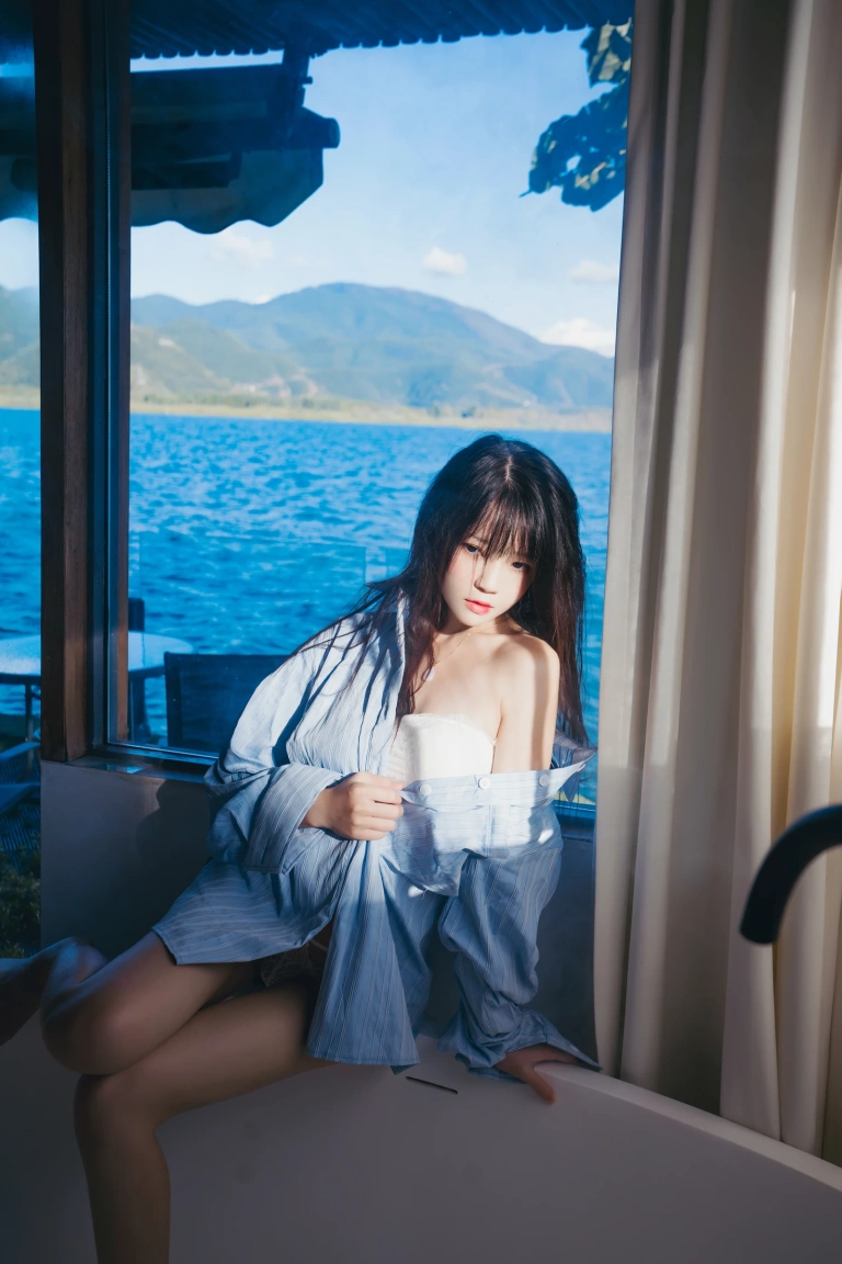 桜桃喵《蓝衬衫》主题写真：44张全套美图