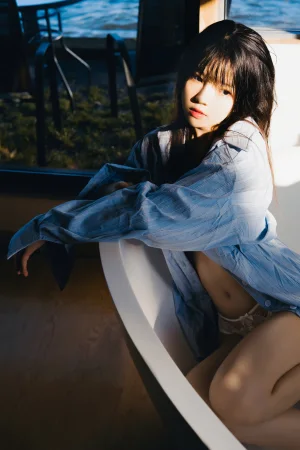 桜桃喵《蓝衬衫》主题写真：44张全套美图