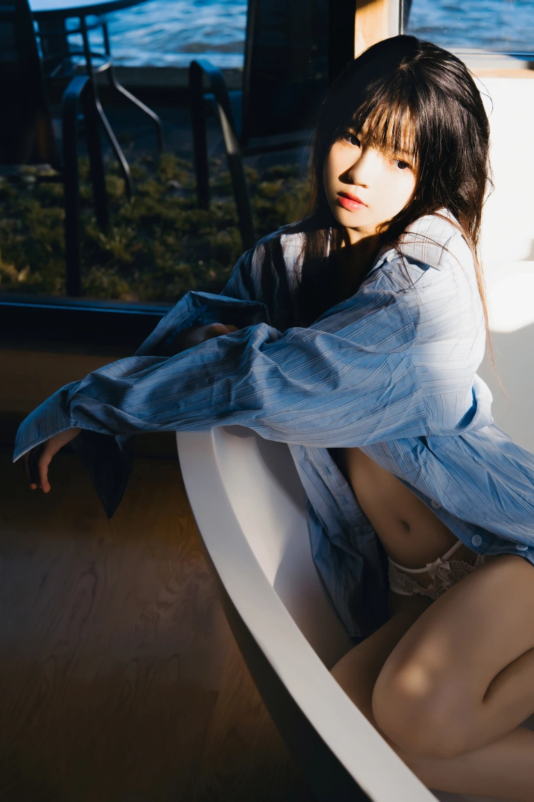 桜桃喵《蓝衬衫》主题写真：44张全套美图