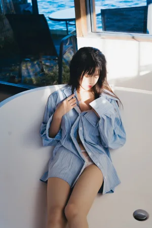 桜桃喵《蓝衬衫》主题写真：44张全套美图