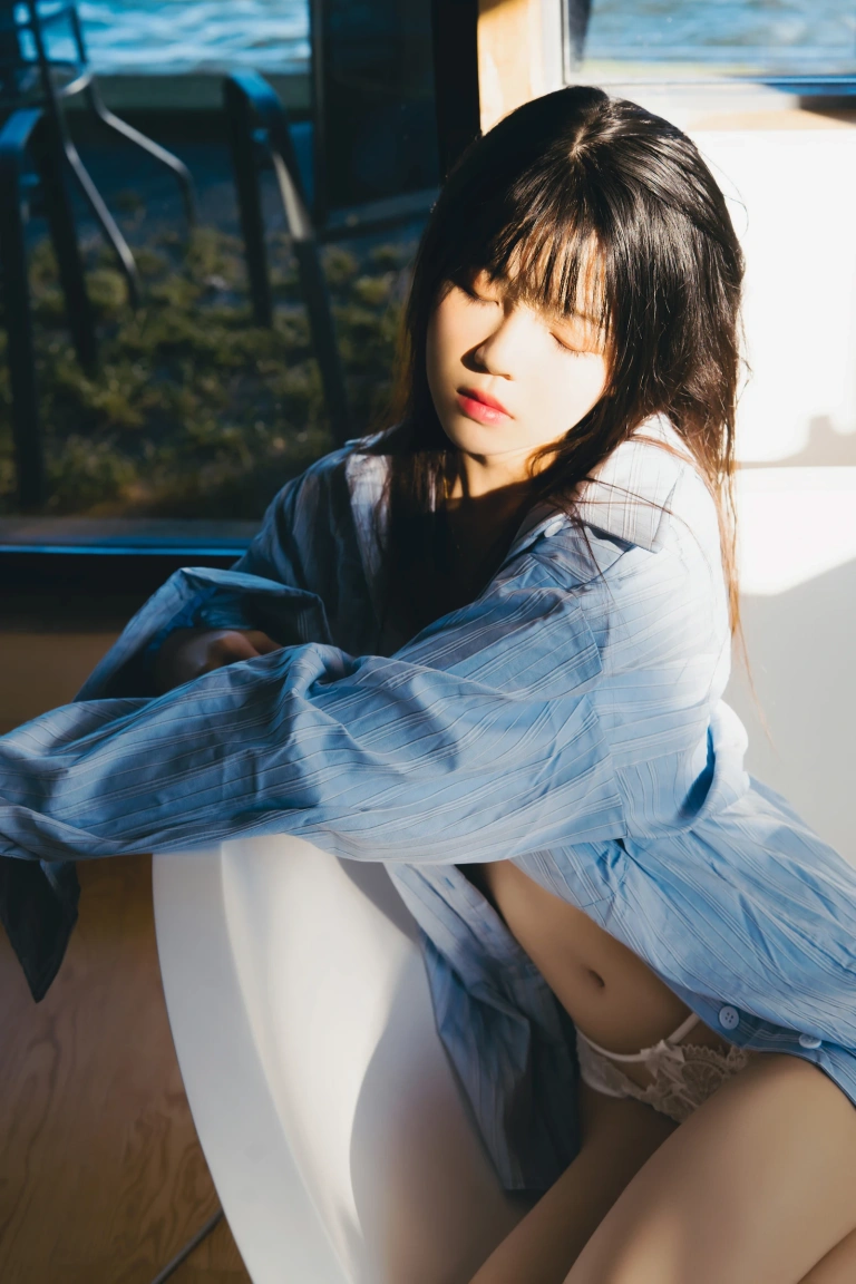 桜桃喵《蓝衬衫》主题写真：44张全套美图